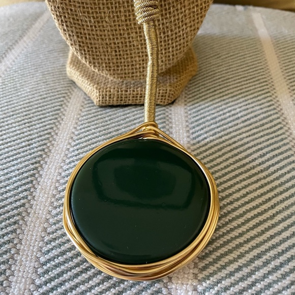 Elegant Green Pendant Necklace - Picture 3 of 5